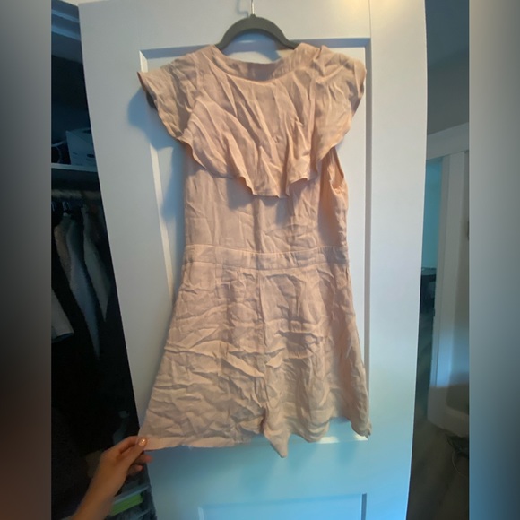 White closet ROMPER Worn 2x. Was in storage and wrinkly - Picture 4 of 4